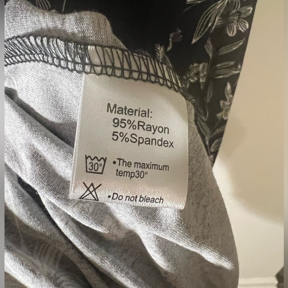 Floral V-Neck Short Sleeve Shirt with buttons - Picture 6 of 6